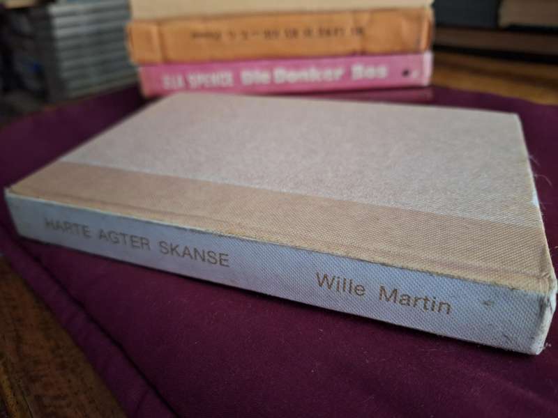 HARTE AGTER SKANSE - Willie Martin - 1982 first edition. Afrikaans text