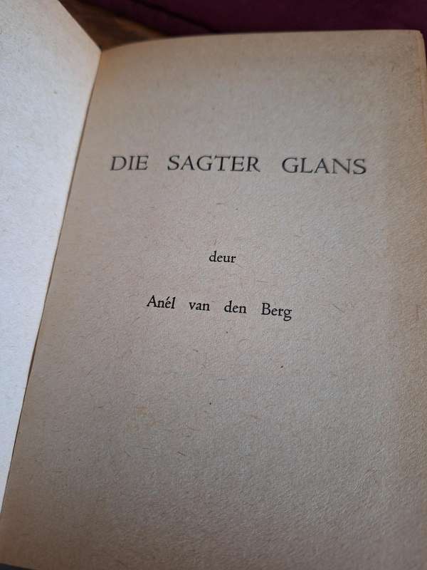 DIE SAGTER GLANS deur Anel van den Berg. 1959 first edition.