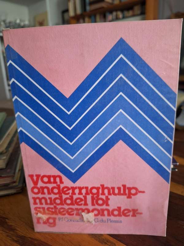 Van Onderrighulpmiddel tot Sisteemonderrig- PJ Conradie &PG du Plessis. 1980 first edition.