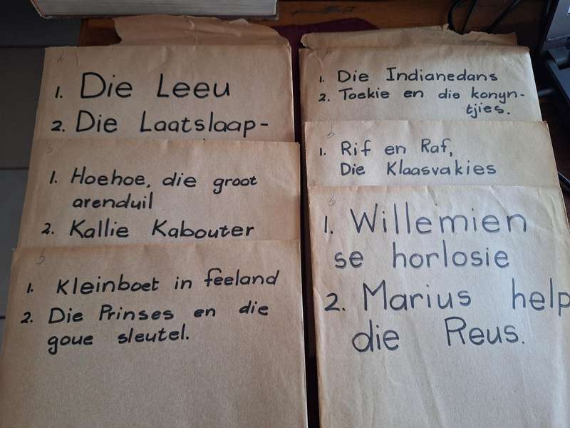 BOLLIE TYDSKRIF KINDERVERHALE in koeverte as stories vir kinders/ 24 stories gekarteer. UNIEK