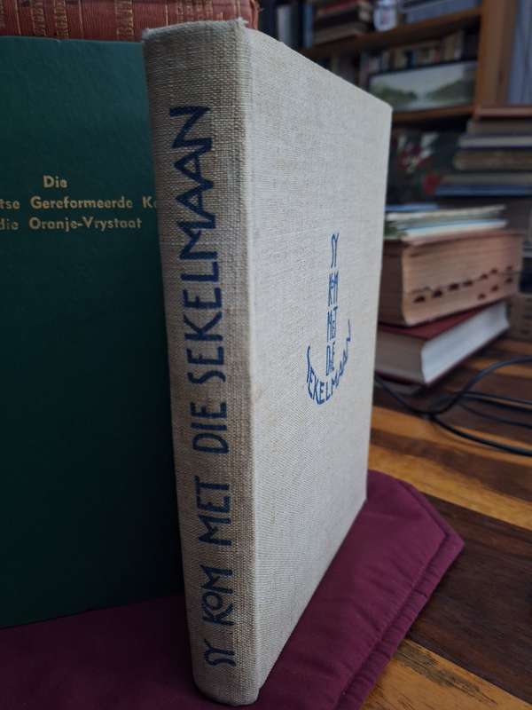 SY KOM MET DIE SEKELMAAN deur Hettie Smit /1937 with newspaper articles infront. dated in pen 1937