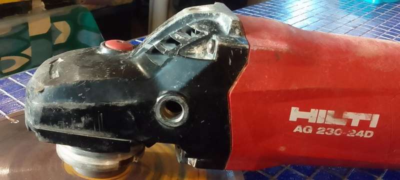 HILTI AG 230-24D Angle grinder with Diamond Cutting Blade and 2 New Multipurpose Cutting Wheels