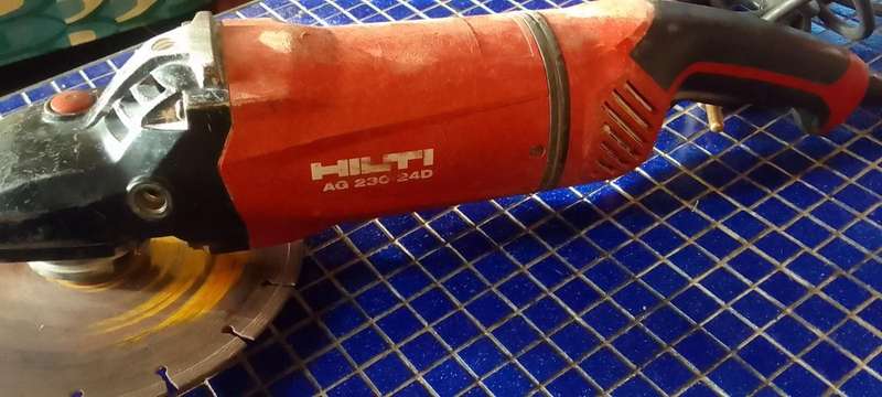 HILTI AG 230-24D Angle grinder with Diamond Cutting Blade and 2 New Multipurpose Cutting Wheels