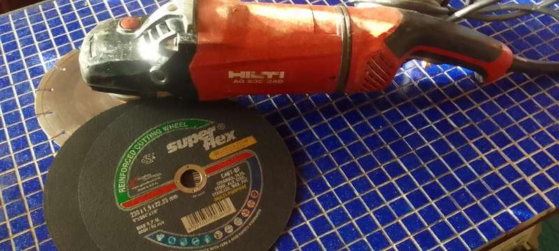 HILTI AG 230-24D Angle grinder with Diamond Cutting Blade and 2 New Multipurpose Cutting Wheels