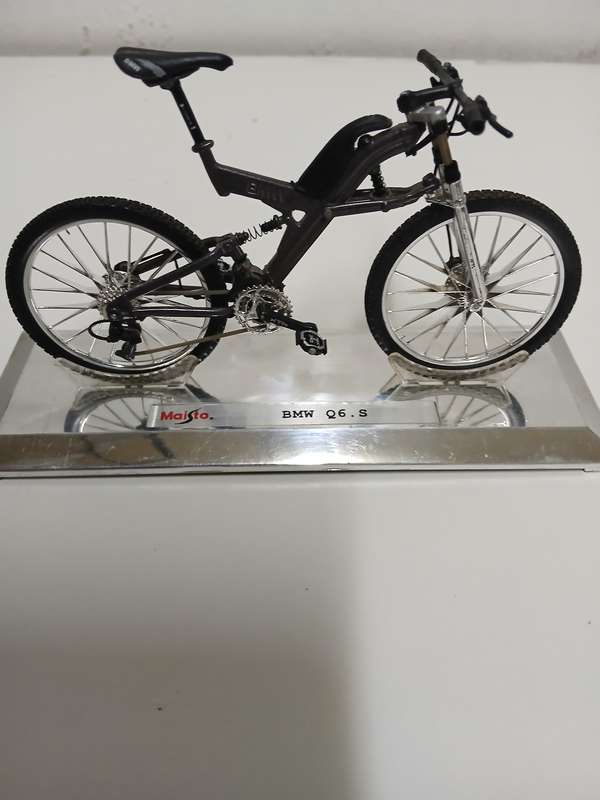 MAISTO 1:12 SCALE TOUR DE MAISTO BICYCLES