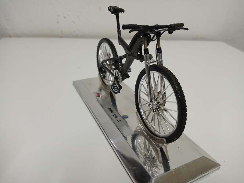 MAISTO 1:12 SCALE TOUR DE MAISTO BICYCLES