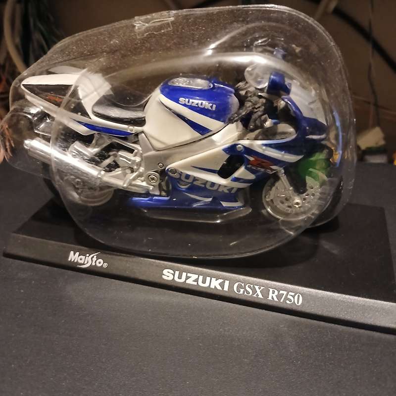 Suzuki GSX R750 Maisto 1 18 Scale Replica Motorcycle