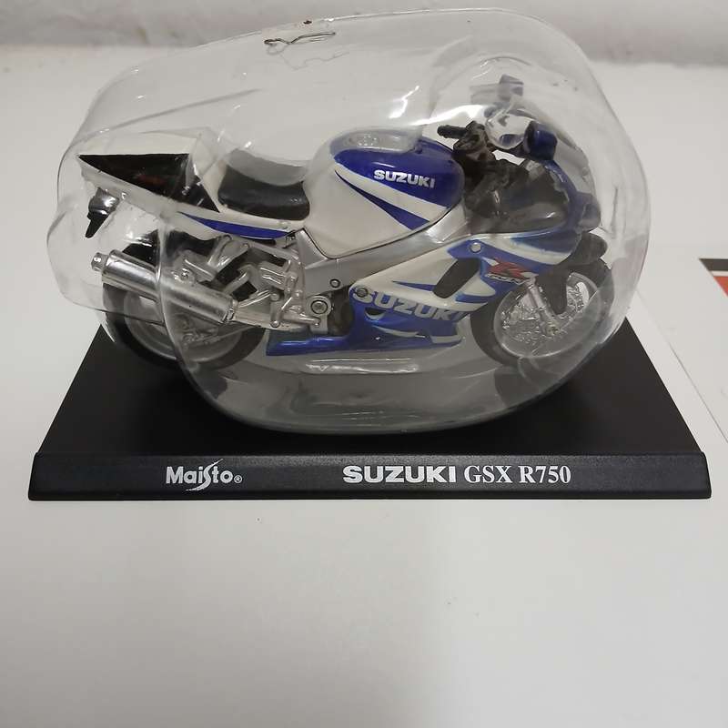 Suzuki GSX R750 Maisto 1 18 Scale Replica Motorcycle