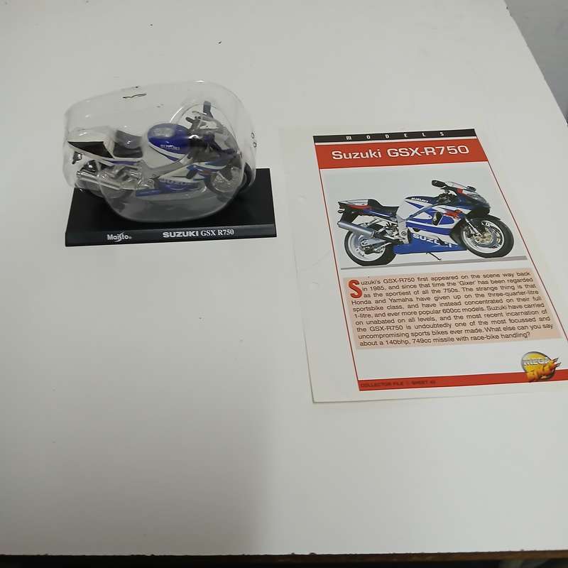 Suzuki GSX R750 Maisto 1 18 Scale Replica Motorcycle