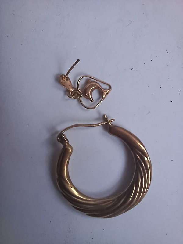 2x single 9ct yellow gold earings