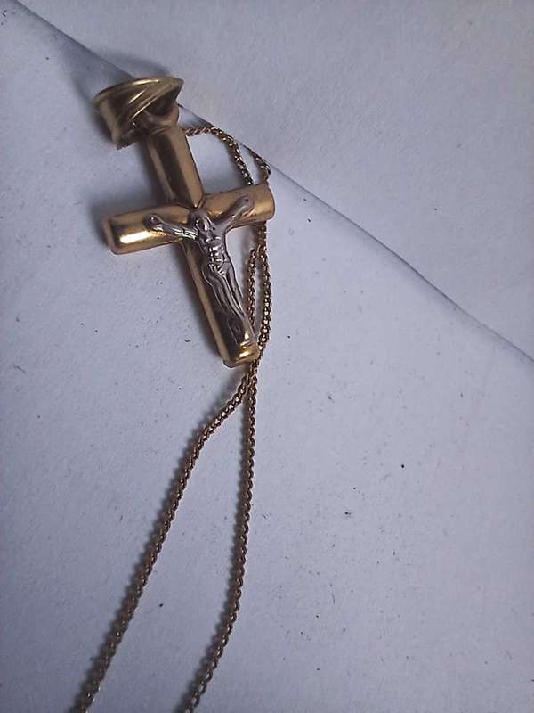 9ct yello gold necklace with 9ct cross pendant