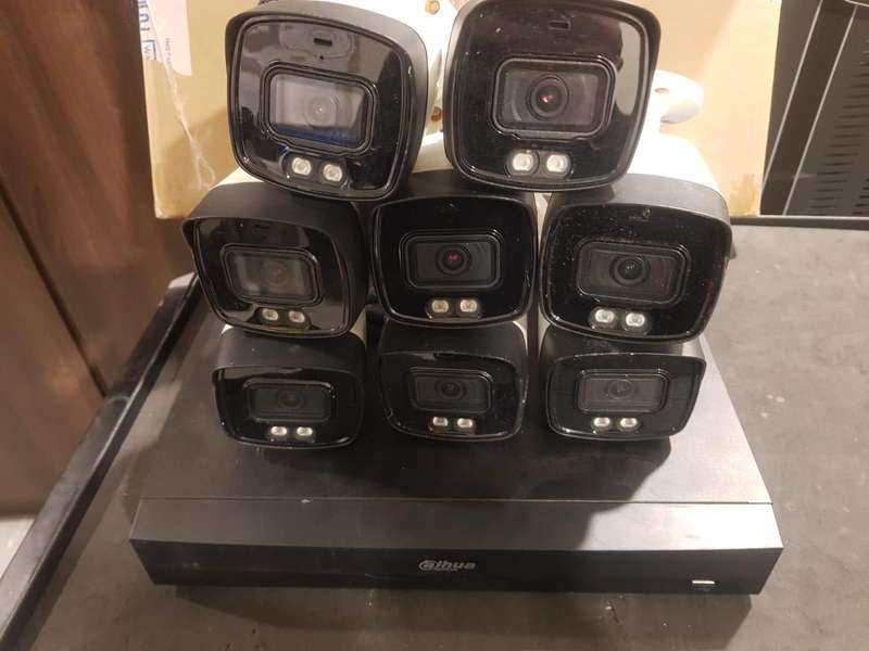 Dahua DVR & Bullet camera's (8 cameras)
