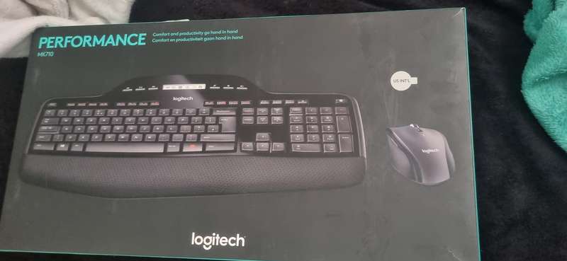 Logitech MK710 Wiresless Mouse and Keyboard