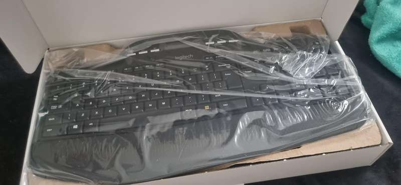 Logitech MK710 Wiresless Mouse and Keyboard
