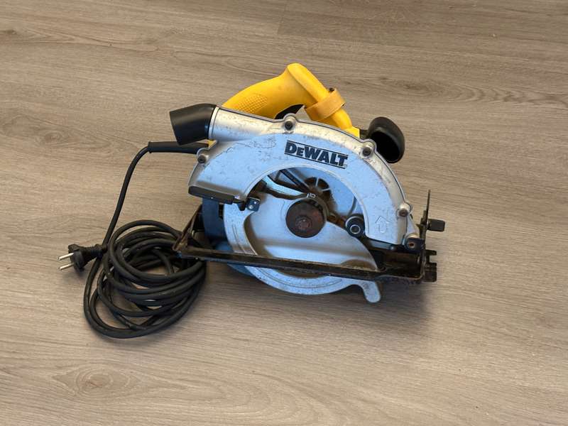 DEWALT Circular Saw