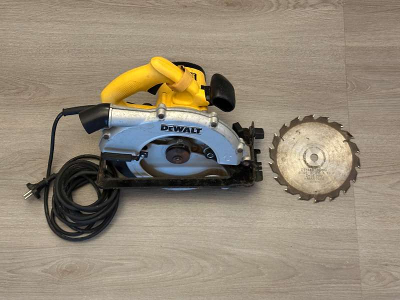 DEWALT Circular Saw