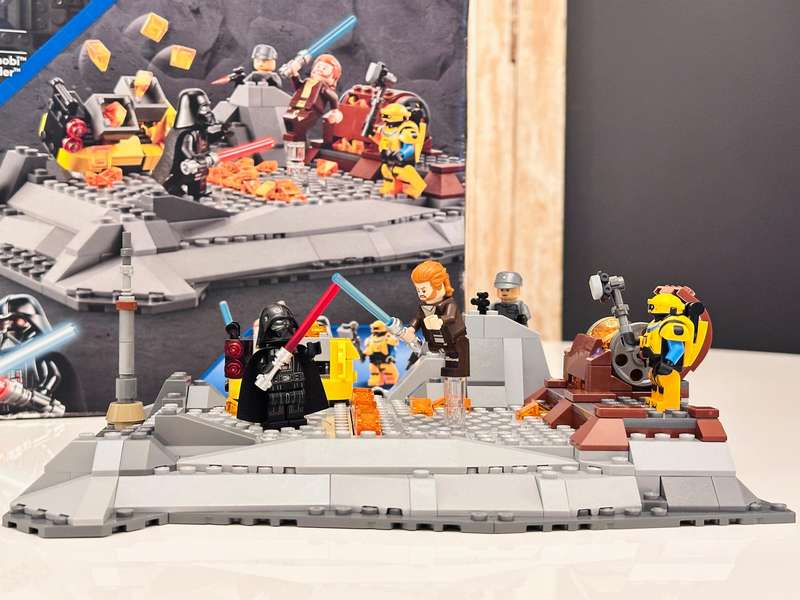 Obi-Wan vs Darth Vader Interactive Diorama with Original Box