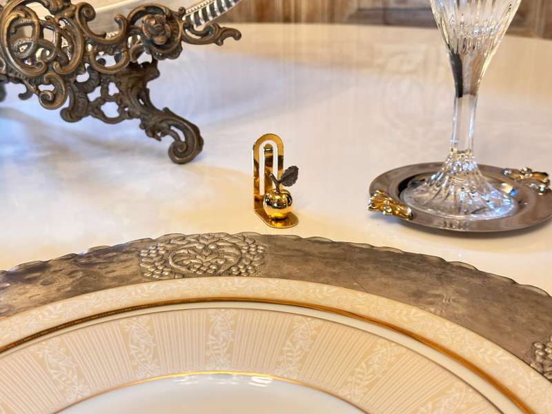 Exquisite Vintage Place setting holders - Set of 8