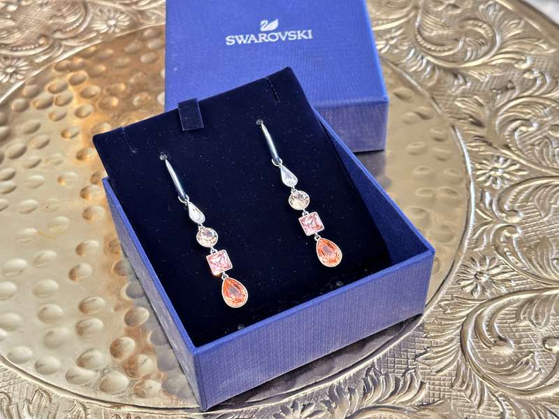 BEAUTIFUL SWAROVSKI STATEMENT EARRINGS