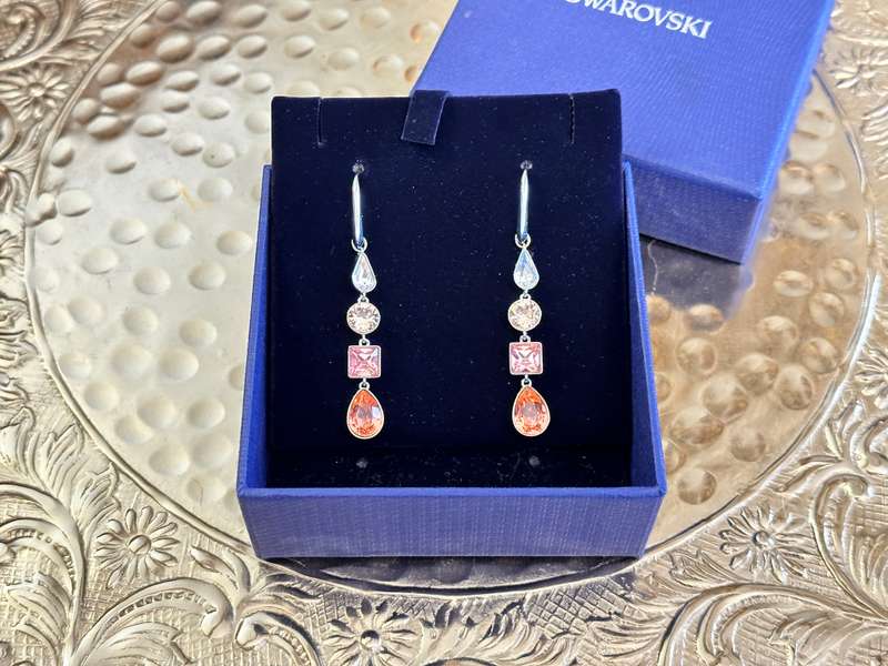 BEAUTIFUL SWAROVSKI STATEMENT EARRINGS