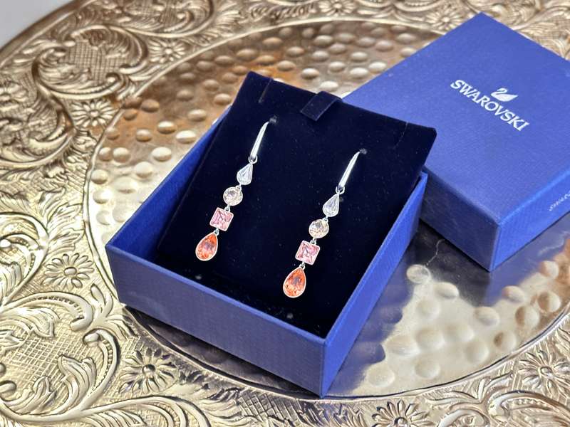 BEAUTIFUL SWAROVSKI STATEMENT EARRINGS