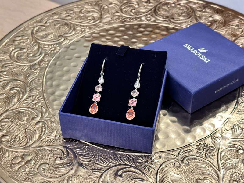 BEAUTIFUL SWAROVSKI STATEMENT EARRINGS