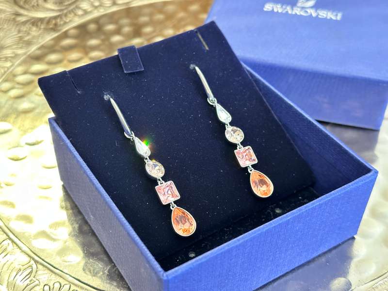 BEAUTIFUL SWAROVSKI STATEMENT EARRINGS