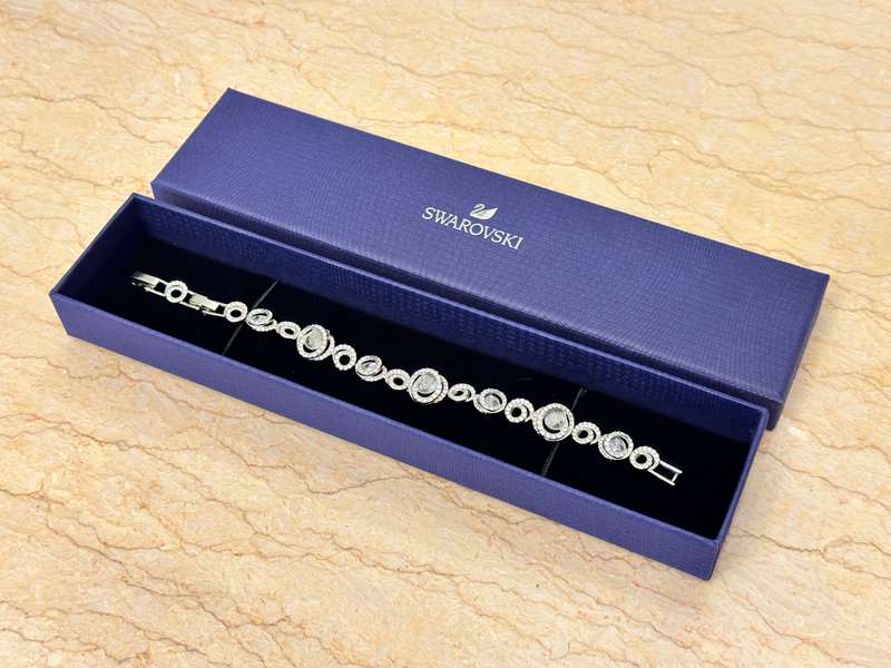 MAGNIFICENTLY BEAUTIFUL SWAROVSKI CRYSTAL BRACELET