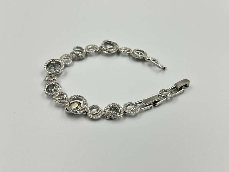 MAGNIFICENTLY BEAUTIFUL SWAROVSKI CRYSTAL BRACELET