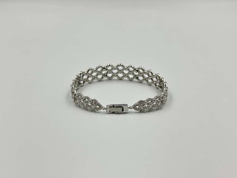 EXQUISITE SWAROVSKI STATEMENT BRACELET