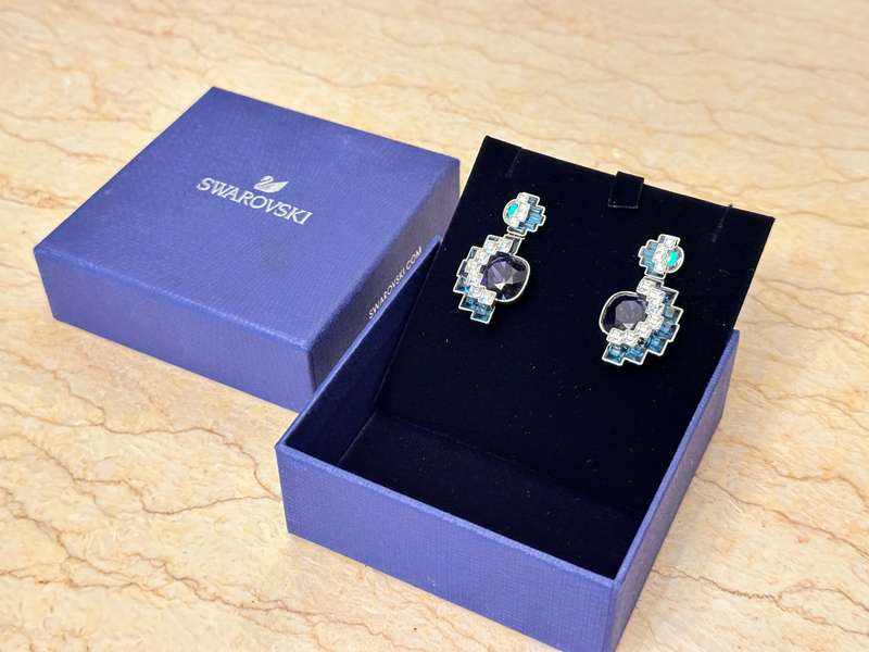 Absolutely EXQUISITE SWAROVSKI Statement Earrings
