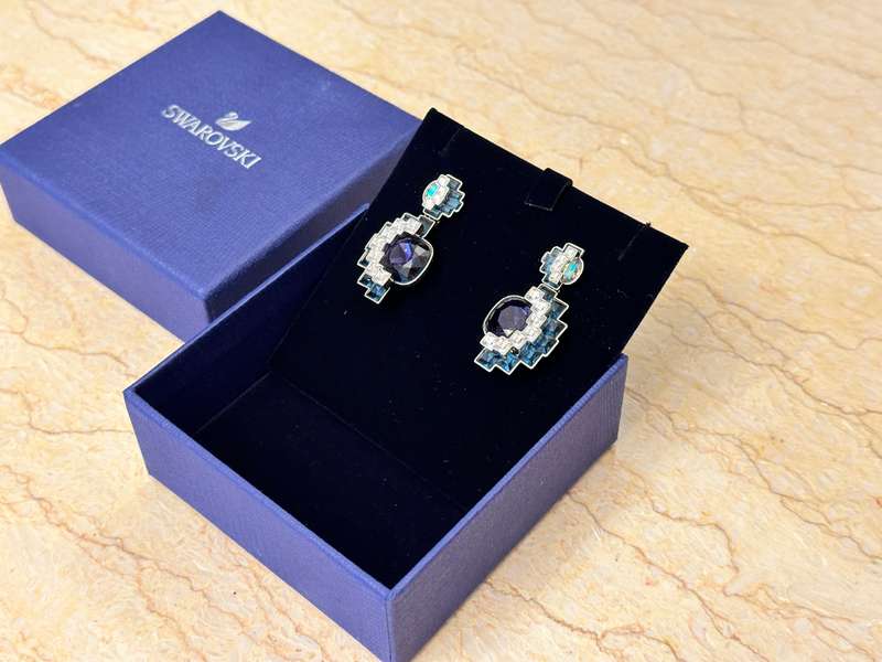 Absolutely EXQUISITE SWAROVSKI Statement Earrings