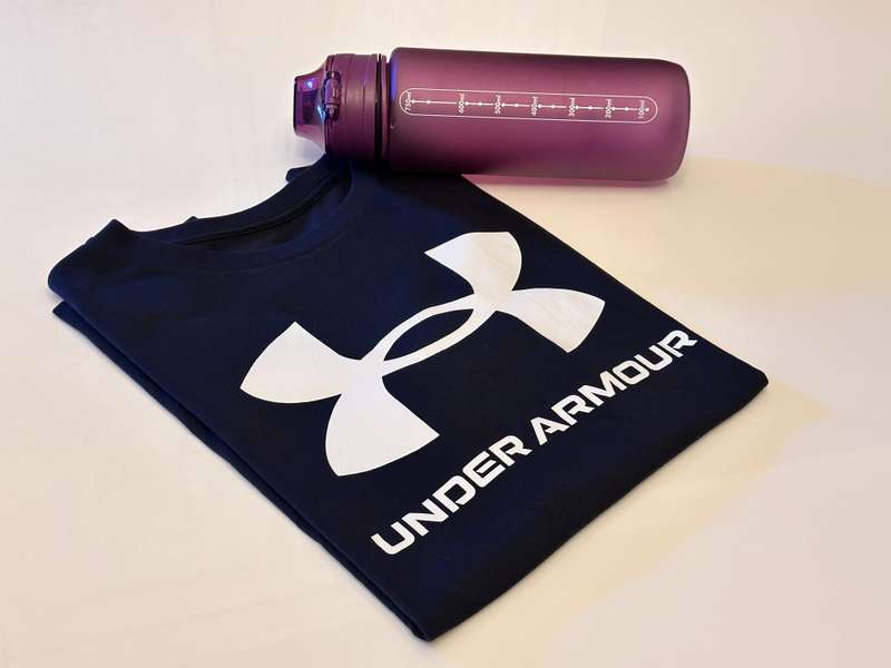 Under Armour Ladies Shirt & Sports Bottle