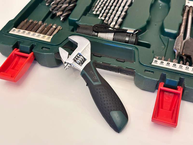 BOSCH Drill Bit / Screwdriver set with Led Torch & Shifter