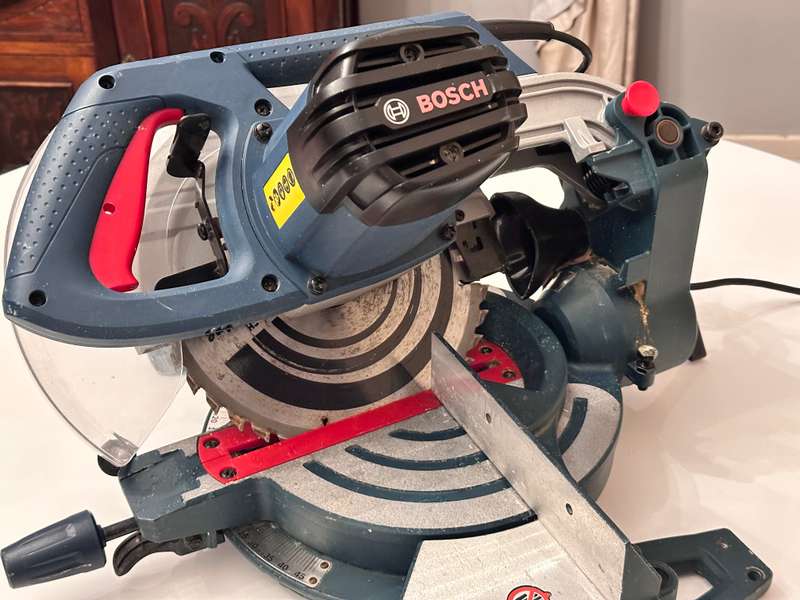 BOSCH Professional 2000 Watt Mitre Cut Off Saw