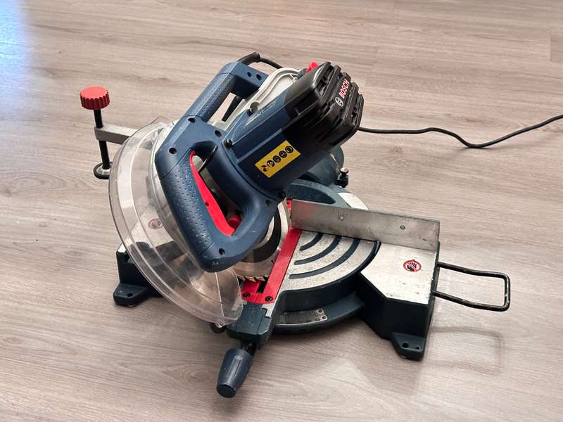 BOSCH Professional 2000 Watt Mitre Cut Off Saw
