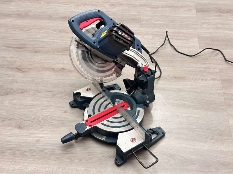BOSCH Professional 2000 Watt Mitre Cut Off Saw