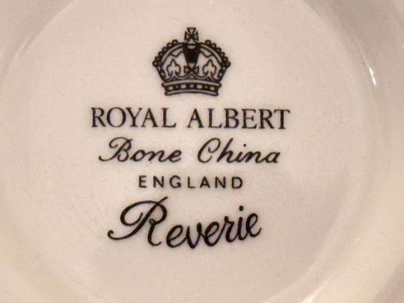 Elegant Royal Albert Tea cup & saucer / duos - Bid per cup