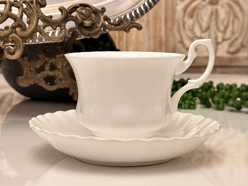 Elegant Royal Albert Tea cup & saucer / duos - Bid per cup