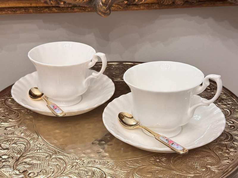 Elegant Royal Albert Tea cup & saucer / duos - Bid per cup
