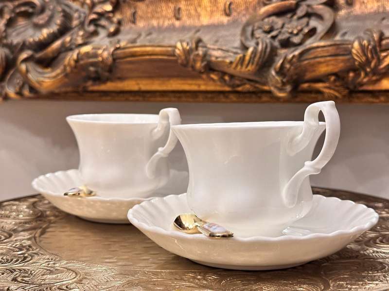 Elegant Royal Albert Tea cup & saucer / duos - Bid per cup