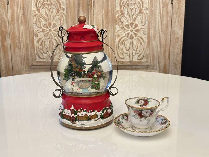 Exquisite Light up Musical Large SNOW GLOBE
