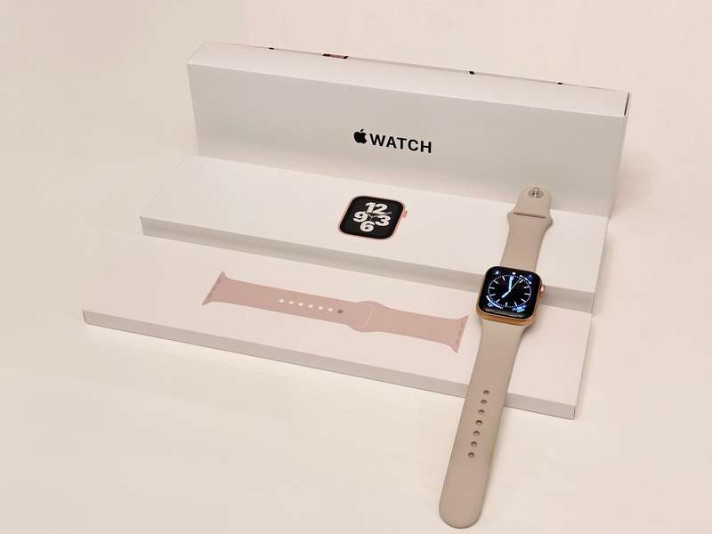 Apple Watch SE Gold Aluminium Starlight Sport Band 40mm With Original Box