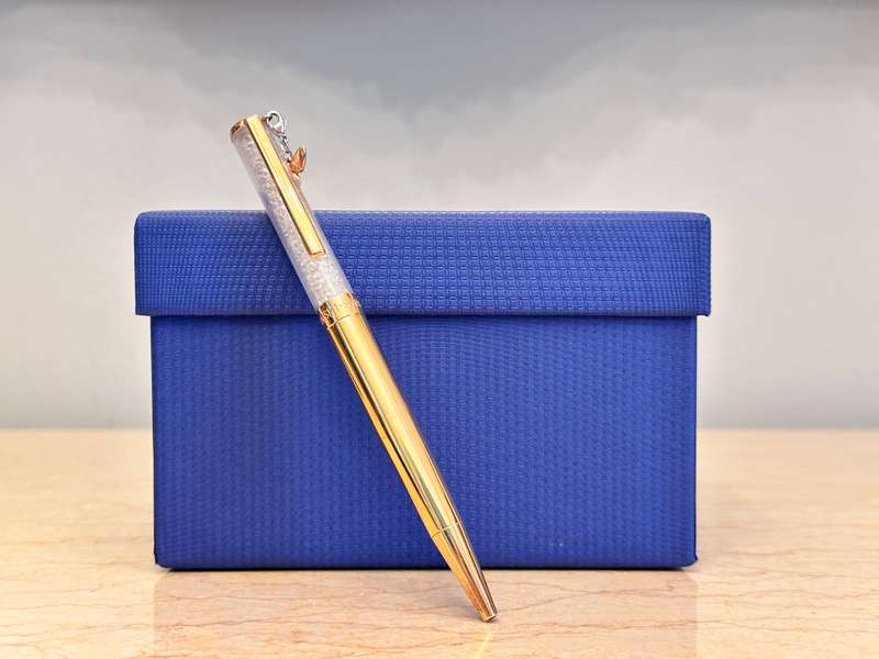 Exquisite SWAROVSKI Limited Edition 2018 Pen with Hanging Butterfly