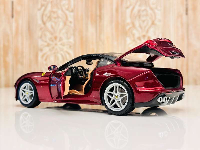 FERRARI Signature Series California T 1:18 Model Collectable in Original Box