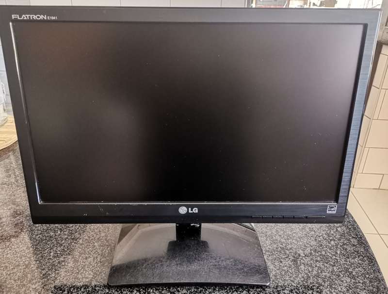 LG FLATRON E1941S - 19" LCD Monitor - VGA port only