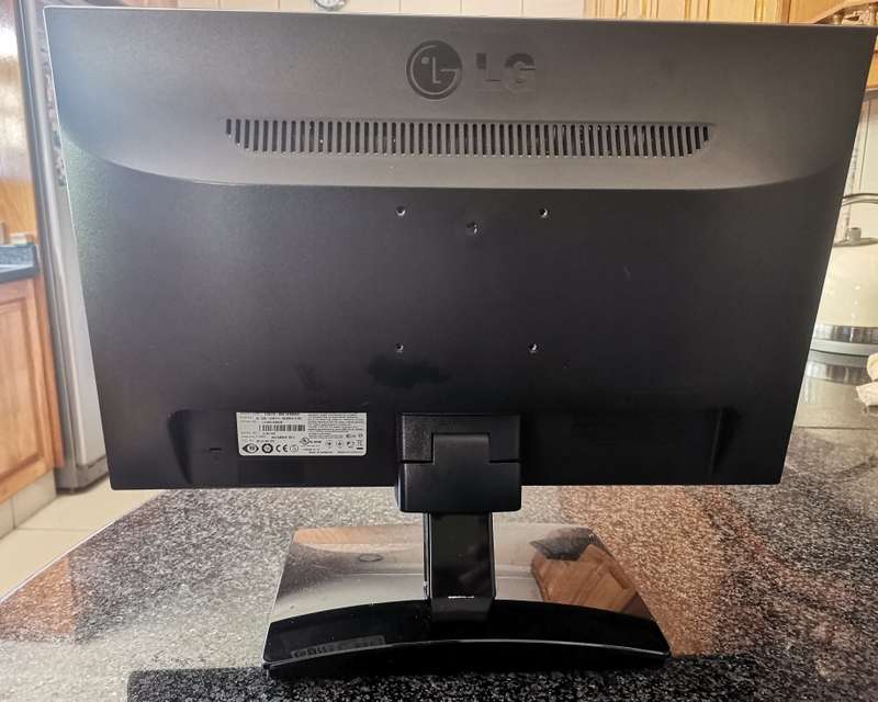 LG FLATRON E1941S - 19" LCD Monitor - VGA port only