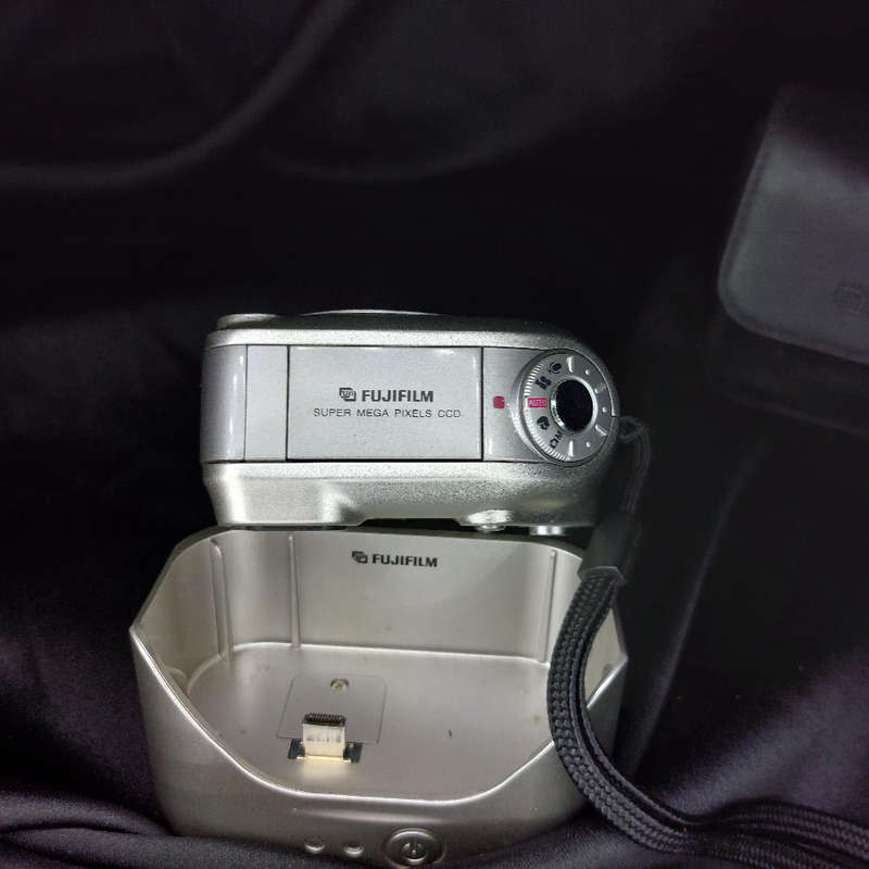 Fujifilm FinePix F601 Zoom Camera