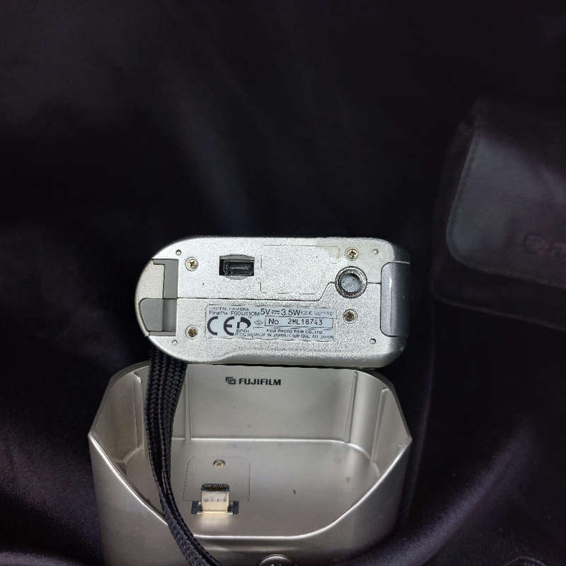 Fujifilm FinePix F601 Zoom Camera