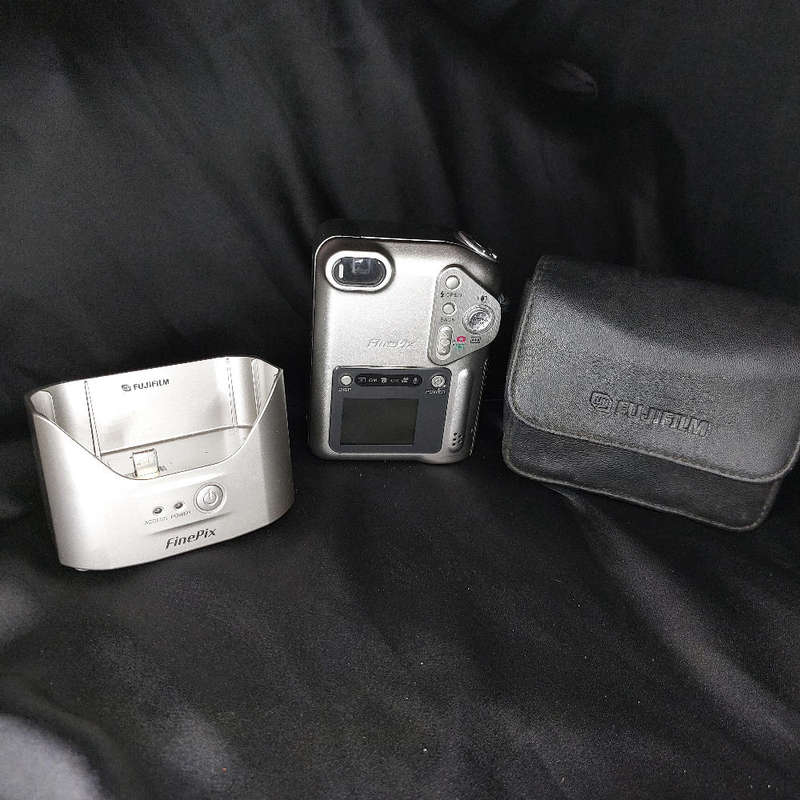 Fujifilm FinePix F601 Zoom Camera